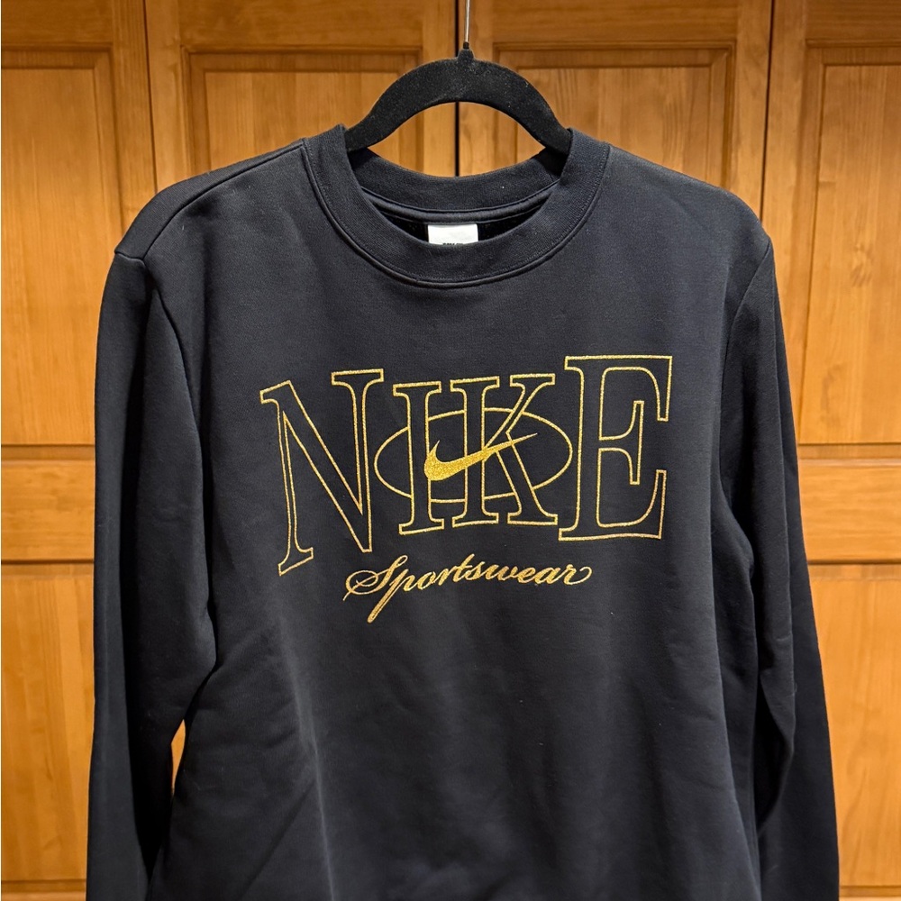 NWT Nike Sportswear Black Gold Club Fleece Graphic Crewneck Sweatshirt casual